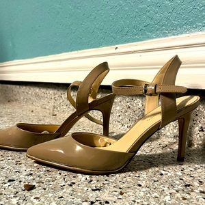 Crème/tan pumps size 8!